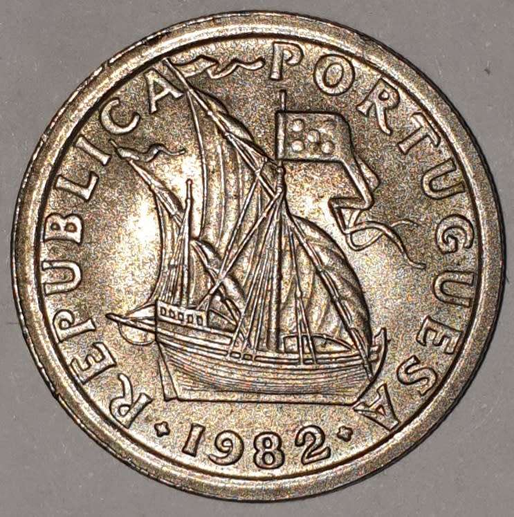 1982 - 2.5 ESCUDOS - 2$50 - 2 1/2 - PORTUGAL - PORTUGUESA - KM#590 - COPPER-NICKEL - PORTUGUESE